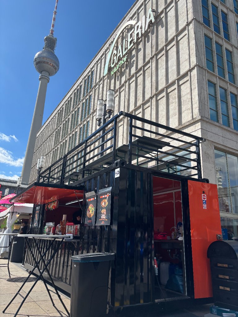 Container mit Blick auf den Fernsehturm